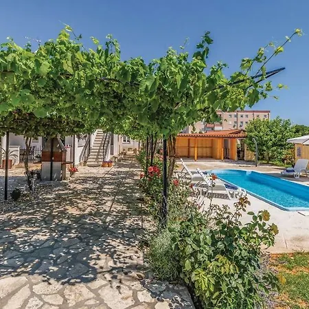 1 Διαμέρισμα *