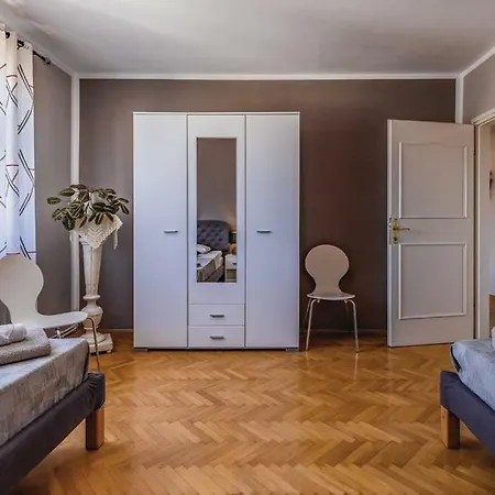 1 Apartment