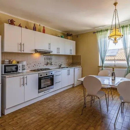 1 Apartment *