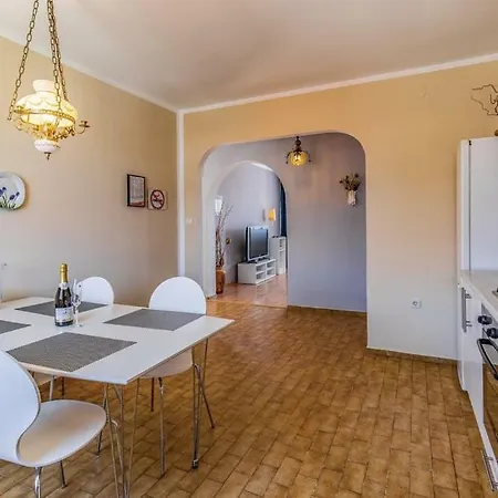 1 Apartment *