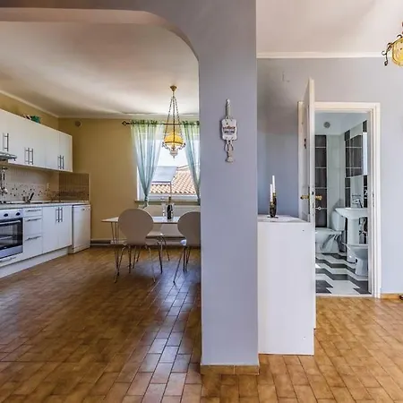 1 Apartment *